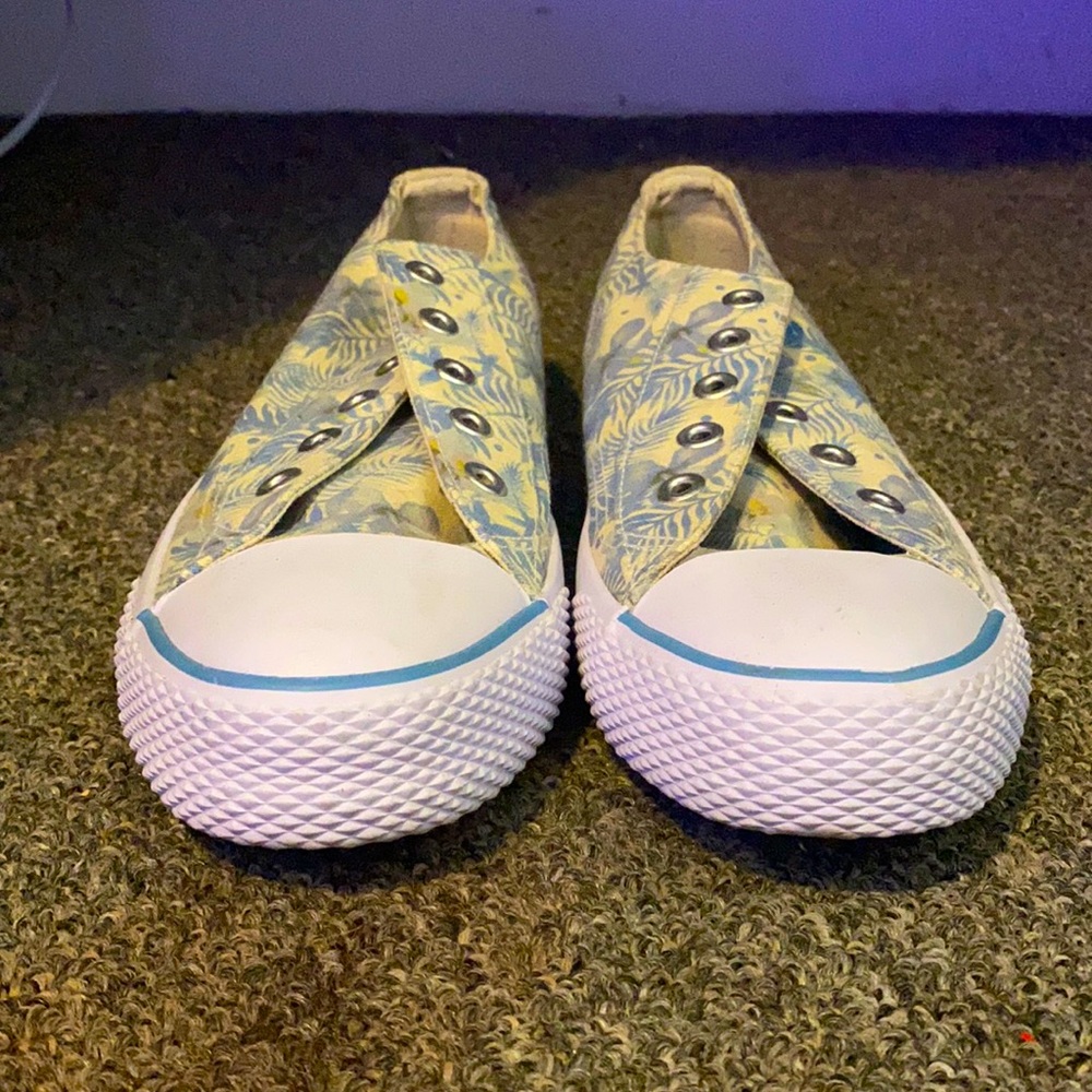 These are some pretty cute Airwalks! Never worn only took out the shoe laces!